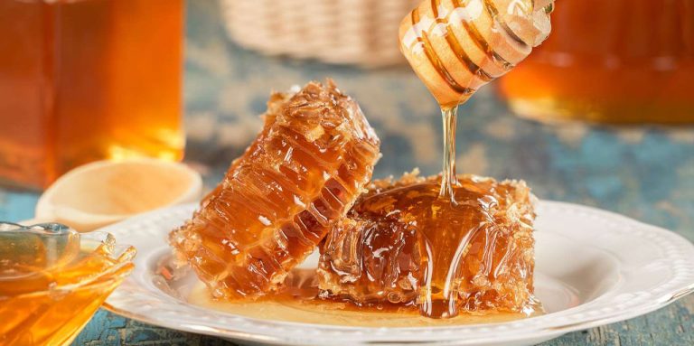عسل با موم؛ معجزه ای برای بهبود گوارش و جذب مواد مغذی